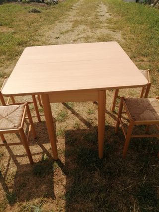 Mesa extensible de madera + 4 taburetes
