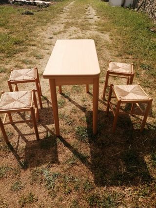 Mesa extensible de madera + 4 taburetes
