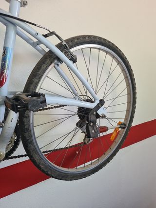 Bicicleta montaña Decathlon con colgador de pared
