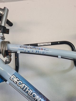 Bicicleta montaña Decathlon con colgador de pared