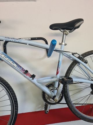 Bicicleta montaña Decathlon con colgador de pared