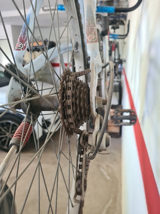 Bicicleta montaña Decathlon con colgador de pared