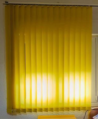 Cortina veneciana amarilla