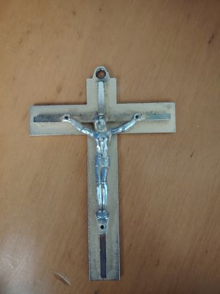 Crucifijo antiguo de metal