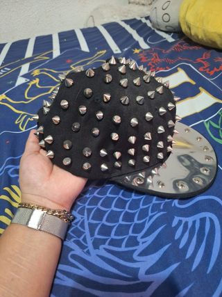 Gorra negra con pinchos