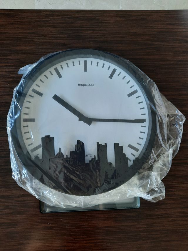 Reloj pared blanco y negro nuevo