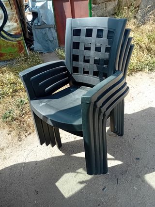 4 Sillas de plástico negras