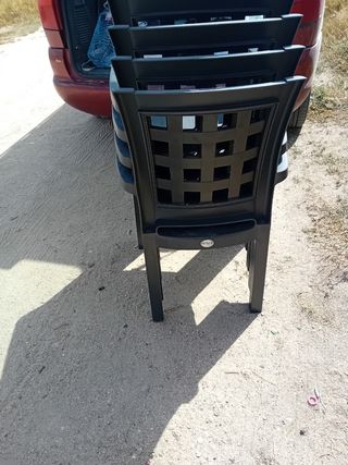 4 Sillas de plástico negras