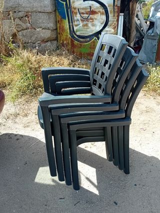 4 Sillas de plástico negras
