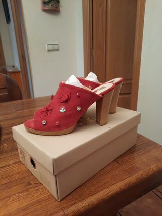 Sandalias rojas tacón medio