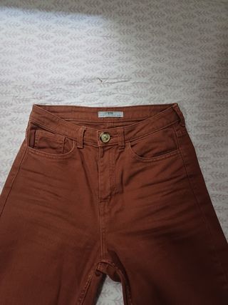 Pantalón marrón stradivarius