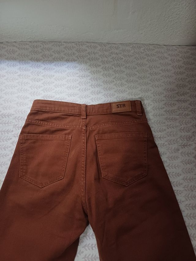 Pantalón marrón stradivarius