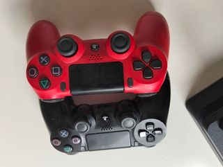 PS4 Pro (PlayStation 4) + 2 mandos y cargador port