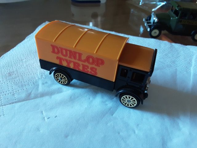 Camión Dunlop Tyres Corgi