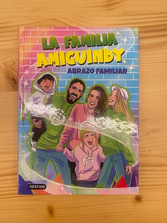 Abrazo familiar La familia amiguindi