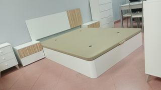 Cama blanca y beige con cajones