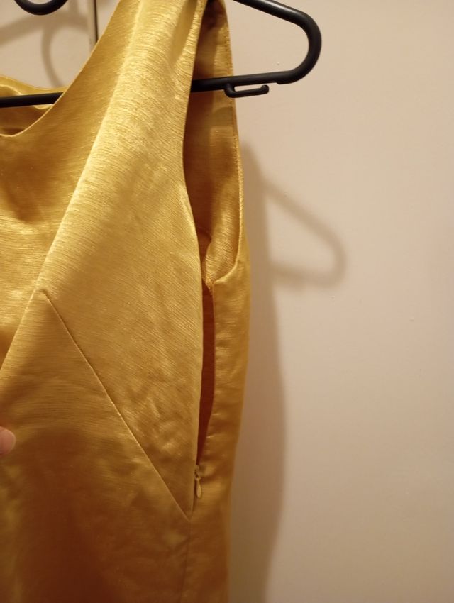 Blusa dorada sin mangas