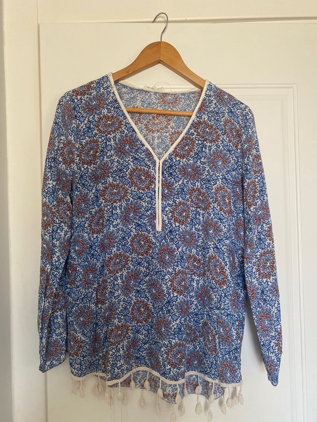 Blusa azul con flecos