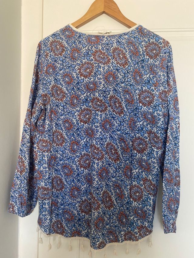 Blusa azul con flecos