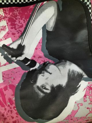 Mochila bandolera rock negra y rosa