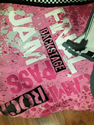 Mochila bandolera rock negra y rosa