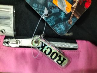 Mochila bandolera rock negra y rosa