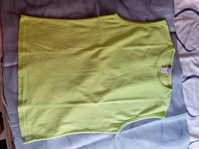 Camiseta verde sin mangas