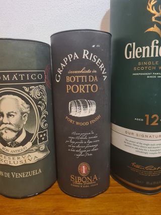 Contenitori bottiglie di alcolici vari