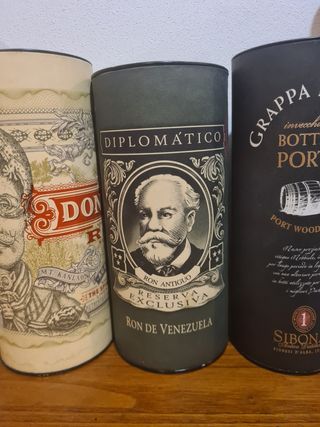 Contenitori bottiglie di alcolici vari