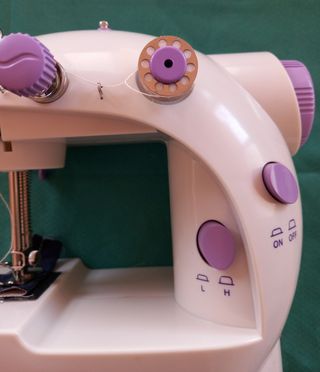 Mini máquina de coser portátil