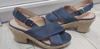 Sandalias azules tacón bajo