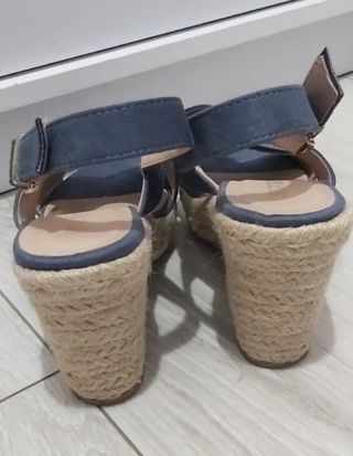 Sandalias azules tacón bajo