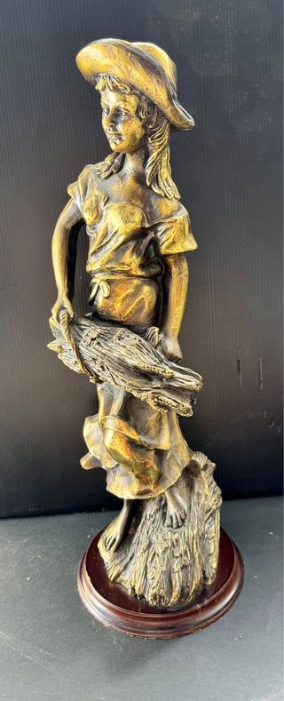 Figura bronce niña leña - 60 cm