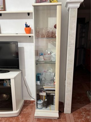 Vitrina blanca con 3 baldas y puerta de cristal