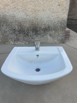 Conjunto lavabo y pila baño blanco.