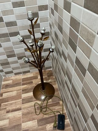 Lampara pie estilo vintage, fabricada en cobre.