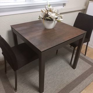 Mesa hierro forjado + 2 sillas. 