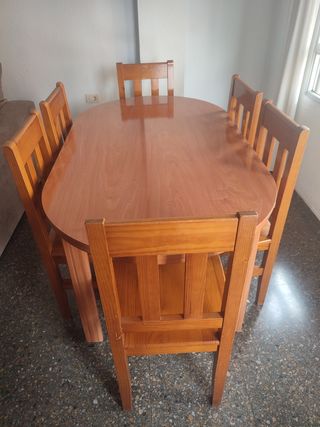 Mesa oval, mesa extensible. Capacidad 12 personas