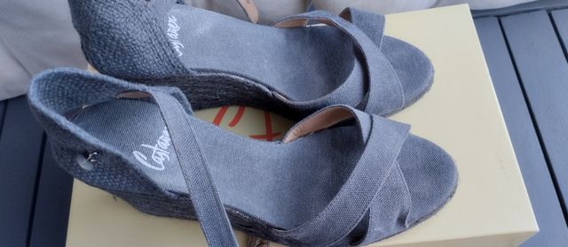 Castaner cuñas grises