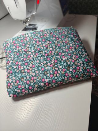 Funda tablet acolchada con volante