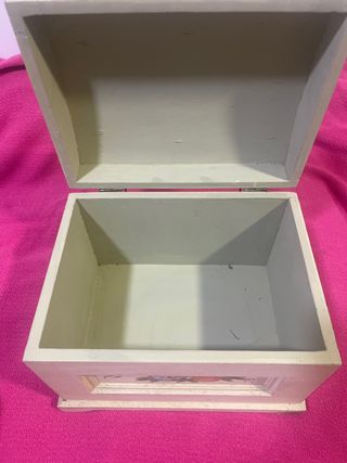 Baúl   -Cofre antiguo de madera beige