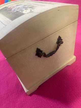 Baúl   -Cofre antiguo de madera beige