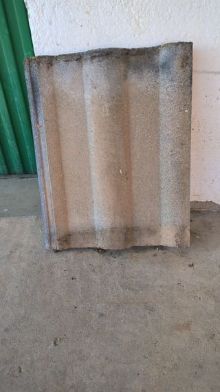 Tejas de cemento cada una 0,80 Cts,