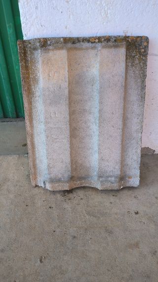 Tejas de cemento cada una 0,80 Cts,