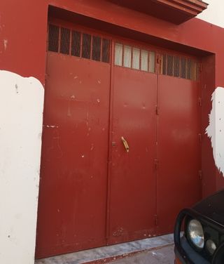 Puerta garaje metálica roja