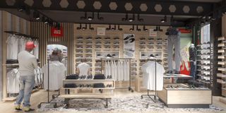 Mobiliario zapatería: estanterías madera-metal