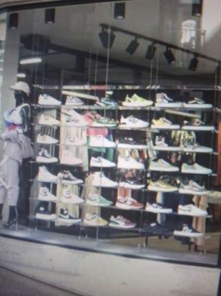 Mobiliario zapatería: estanterías madera-metal