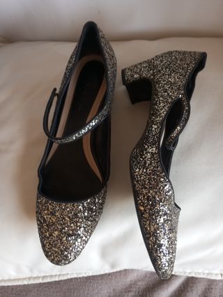 Zapatos brillantes dorado-negro 
