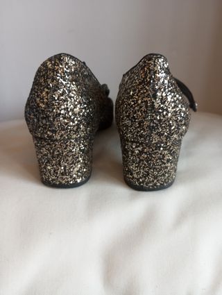 Zapatos brillantes dorado-negro 
