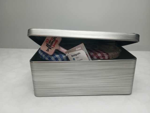 Caja metálica para dulces